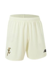 Lichte crèmekleurige sportshorts van gestructureerde stof, met een geborduurd hardlooplogo in goud en een zwarte "New Balance"-branding aan de zijkant.