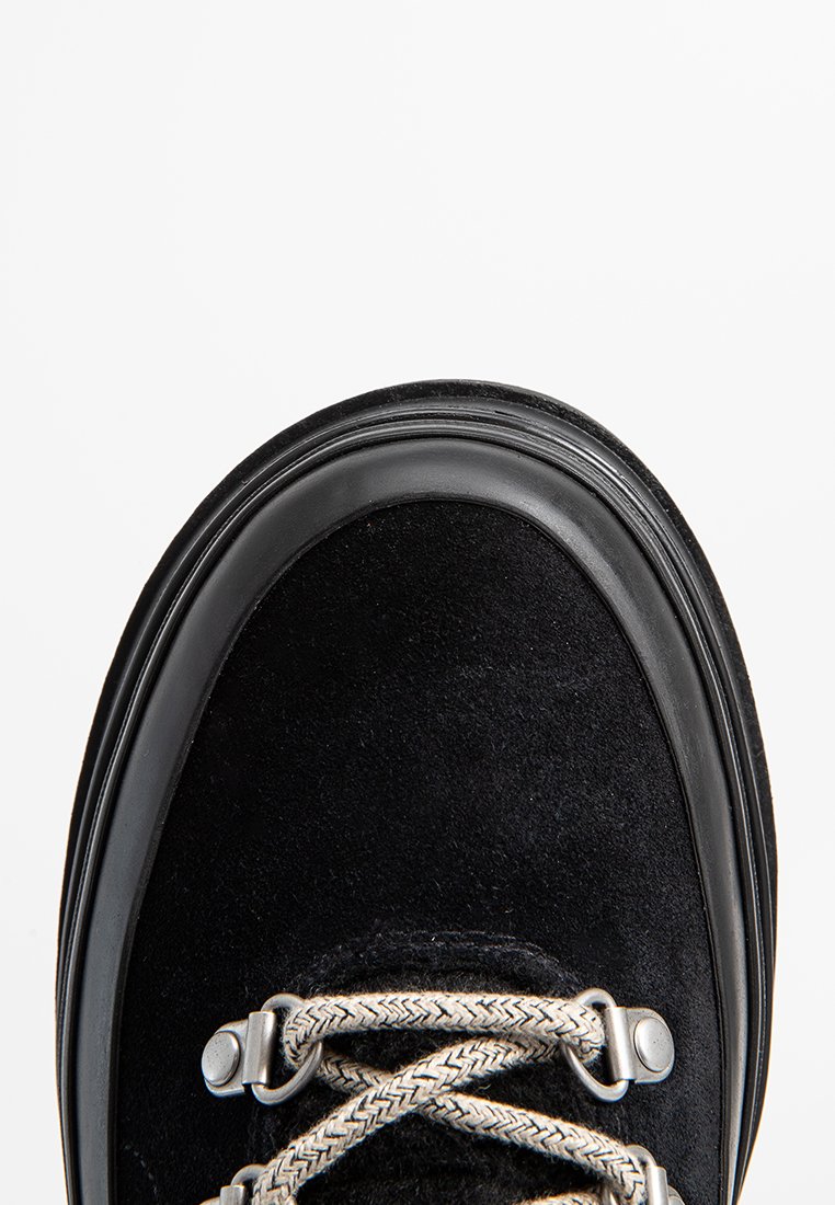 Czarne zamszowe buty trekkingowe z zaokrąglonym czubkiem, gumową podeszwą, metalowymi oczkami i jasnymi sznurówkami w zygzakowaty wzór.