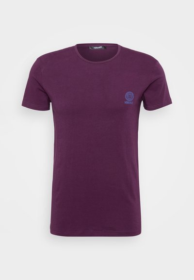 Μωβ βαμβακερό T-shirt με στρογγυλή λαιμόκοψη, κοντά μανίκια και μπλε κεντητό λογότυπο στον αριστερό θώρακα. Λείο ύφασμα και εφαρμοστή σχεδίαση.