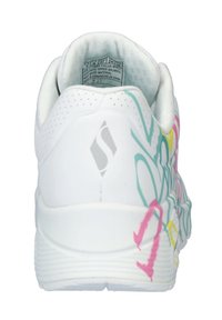 Chaussure de sport blanche avec une tige synthétique. Présente des motifs abstraits pastel en rose, jaune et teal. Talon et semelle texturés.