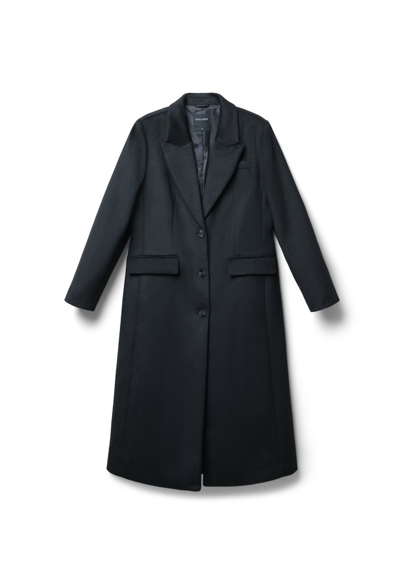 Cappotto in lana nera con rever a punta, due tasche frontali e chiusura a un bottone; texture liscia e silhouette regular-fit.