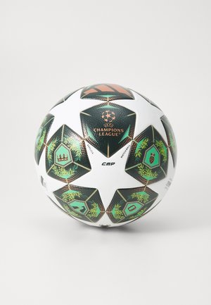 Pallone da calcio bianco con pannelli esagonali verdi e neri, decorato con il logo della UEFA Champions League e un motivo a stelle, superficie testurizzata.
