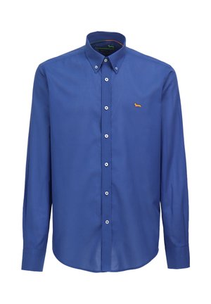 Plava košulja dugih rukava s gumbima, izrađena od glatke tkanine, s malim narančastim logotipom psa na prsima i bijelim gumbima.