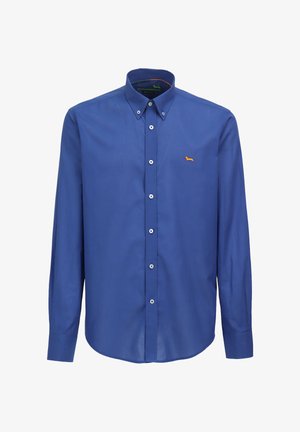 Plava košulja dugih rukava s gumbima, izrađena od glatke tkanine, s malim narančastim logotipom psa na prsima i bijelim gumbima.