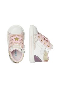 Sneakers leggeri per bambini con un design bianco, rosa e oro. Presentano lacci rosa a forma di stella e dettagli testurizzati. Adatti per i più piccoli.