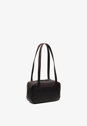 Donkerbruine rechthoekige leren handtas met lange schouderbanden en een ritssluiting aan de bovenkant.