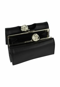 Portefeuille en cuir noir avec fermoir en métal en forme de rose, présentant un design structuré et des accents en métal argenté contrastants.