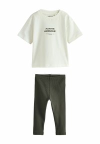 Tricou alb din bumbac cu text negru "ÎNTOTDEAUNA GROZAV" și colanți gri cu textură canelată. Ambele sunt piese casual și confortabile.