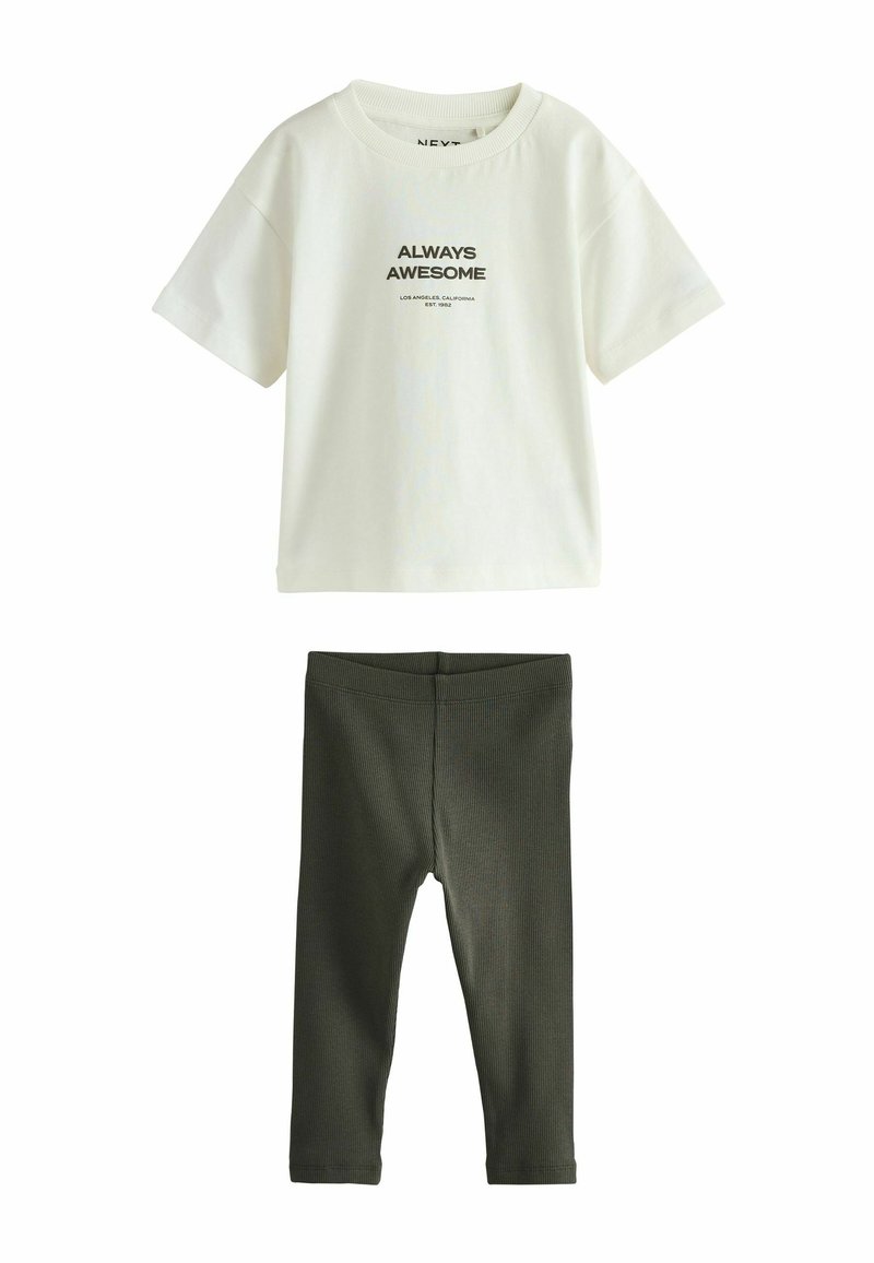 Tricou alb din bumbac cu text negru "ÎNTOTDEAUNA GROZAV" și colanți gri cu textură canelată. Ambele sunt piese casual și confortabile.