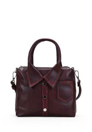 Bolso de cuero rojo oscuro diseñado como el frente de una camisa con cuello, botones de presión, bolsillo parche y asas dobles con correa desmontable.