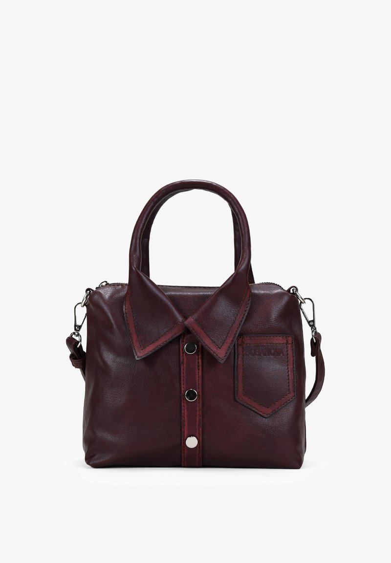 Bolso de cuero rojo oscuro diseñado como el frente de una camisa con cuello, botones de presión, bolsillo parche y asas dobles con correa desmontable.