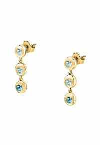 Orecchini color oro con tre montature circolari, ognuna delle quali presenta una pietra trasparente blu. Le pietre sono equidistanti lungo una catena verticale.