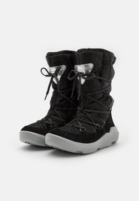 Schwarze isolierte Stiefel mit einem puffigen Design, ausgestattet mit einem strukturierten Stoff, grauen Gummisohlen und reflektierenden silbernen Akzenten.