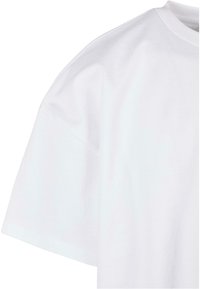 T-shirt bianco in cotone con scollo rotondo, maniche corte e una vestibilità rilassata, dotato di un tessuto liscio e uniforme e dettagli di cucitura puliti.
