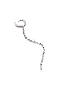 Zilveren oorring met een ketting, met driehoekige en ronde schakels, eindigend in een klein kristallen hangertje. Glad metalen oppervlak, gepolijste afwerking.