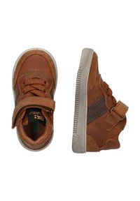 Bruine lederen hoge schoenen met een gestructureerde zijpaneel. Voorzien van veters en een klittenbandsluiting, met een contrasterende grijze zool en lichte stiksels.