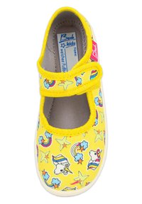 Gelbe Stoff-Mary Jane-Schuhe mit einem Muster aus Einhörnern, Regenbögen und Sternen, mit einem glitzernden Riemen und einem gepolsterten Innenbereich.