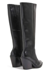 Botas altas de cuero negro hasta la rodilla con puntera afilada, tacón de bloque cónico y detalle de costura vertical en la parte trasera. Textura suave y diseño elegante.