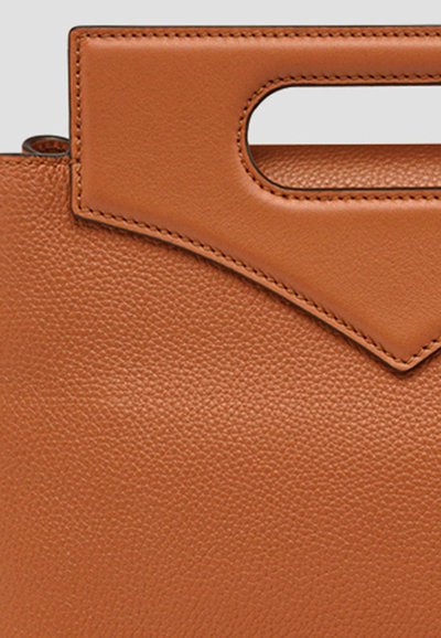 Borsa a mano in pelle marrone con un design strutturato, manico superiore con inserti e dettagli di cucitura visibili sui bordi.