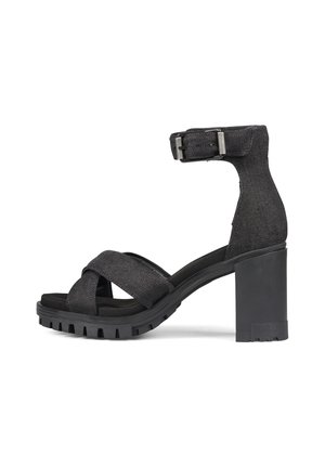 Sandale noire à talon haut avec semelle épaisse, brides croisées en tissu sur les orteils, bride à la cheville avec boucle métallique et talon bloc.