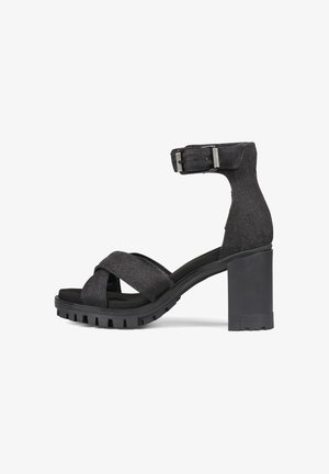 Sandale noire à talon haut avec semelle épaisse, brides croisées en tissu sur les orteils, bride à la cheville avec boucle métallique et talon bloc.