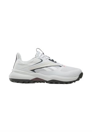 Witte en grijze Reebok sportschoen met gestructureerde zool, mesh bovenwerk en vetersluiting, gezien vanuit zijaanzicht tegen een witte achtergrond.