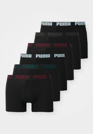 Ensemble de six boxers noirs comprenant des ceintures élastiques de différentes couleurs : bleu, noir, vert foncé et bordeaux, avec le logo "PUMA".