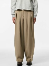 Beezhjad, laia lõikega püksid plisseeritud voldidega, valmistatud siledast kangast; kombineeritud halli kapuutsiga, millel on pikad varrukad ja lühike lõige.