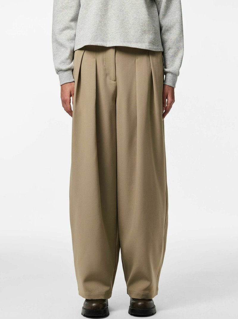 Beezhjad, laia lõikega püksid plisseeritud voldidega, valmistatud siledast kangast; kombineeritud halli kapuutsiga, millel on pikad varrukad ja lühike lõige.