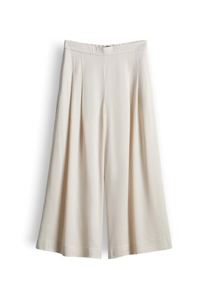 Pantaloni a gamba larga color crema con pieghe e vita alta, mostrati su sfondo bianco.