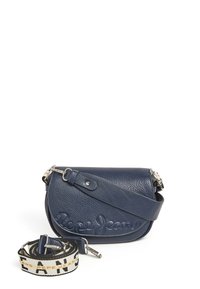 Marinblå läder crossbody-väska med präglad logotyp, rundad form, silverhardware och ett mönstrat tygrem.