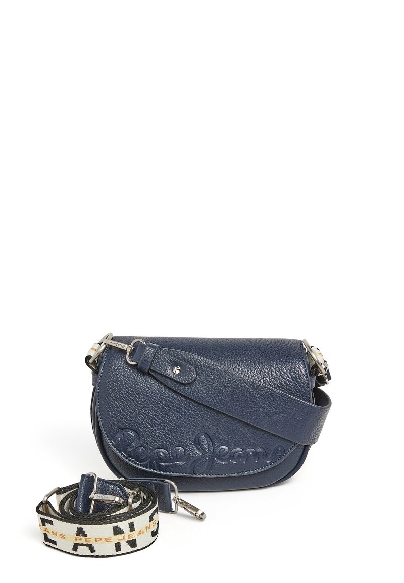 Marinblå läder crossbody-väska med präglad logotyp, rundad form, silverhardware och ett mönstrat tygrem.