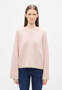 Ριγέ πουλόβερ σε απαλό μπεζ χρώμα με ροζ οριζόντιες ρίγες. Διαθέτει στρογγυλή λαιμόκοψη, ριμπ μανσέτες και άνετη εφαρμογή. Φοριέται με μπλε τζιν.