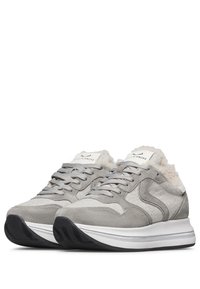 Sneaker in suede grigio con fodera morbida, design con lacci e suola bianca. Presenta una suola testurizzata e un logo curvo discreto sul lato.
