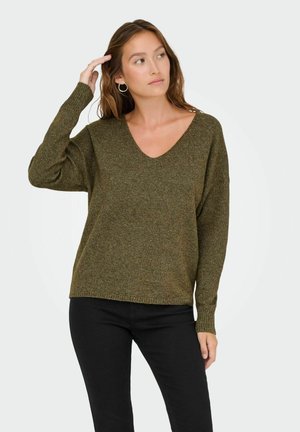 V-hals pullover trui in een gestructureerde olijfgroene brei, met lange mouwen en een relaxte pasvorm. De zoomlijn bevindt zich op heuphoogte.