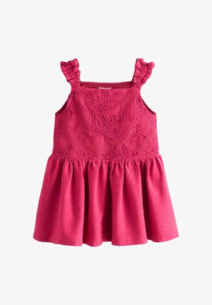 Élénk rózsaszín ujjatlan ruha fodros pántokkal, virágos csipkehímzéssel a felsőrészén és ráncolt szoknyával.
