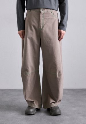 Henrik Vibskov DART PANTS - Jeans Relaxed Fit - walnut