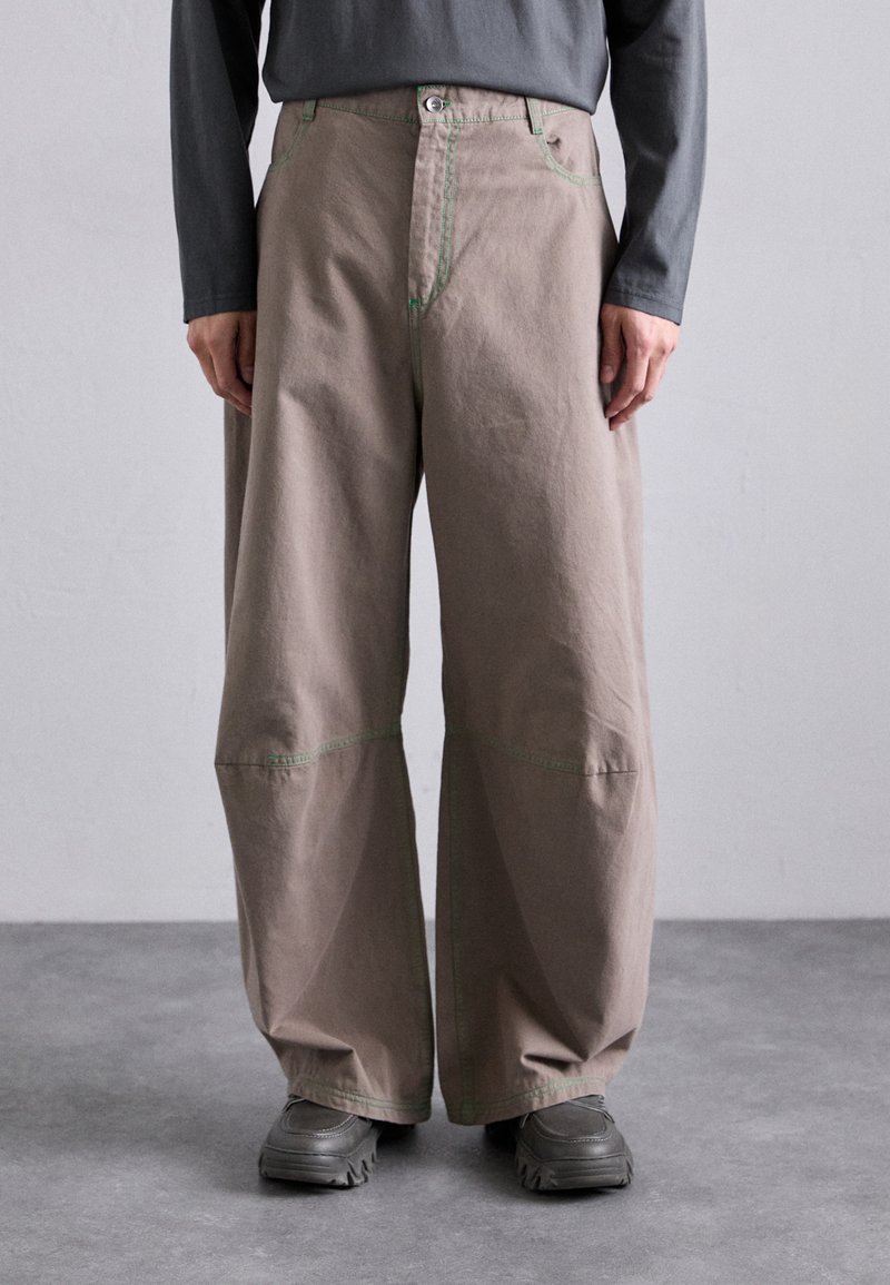 Henrik Vibskov DART PANTS - Relaxed fit jeans - walnut