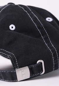 Căciulă de baseball neagră cu cusături albe, dotată cu un reglaj metalic și un accent cu logo. Fabricată dintr-un material textil, având un design structurat.