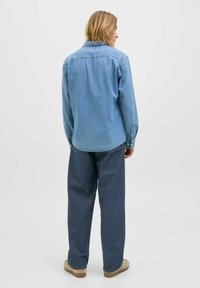 Helehall denim särg mugava lõike, pikkade varrukatega ja nööbilukuga. Sobib tumehallide laiade pükstega ja beežide kingadega.