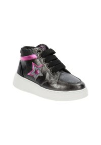 Sneaker alta in metallo nero con accenti rosa, caratterizzata da un design a stella, lacci neri e una suola in gomma bianca.