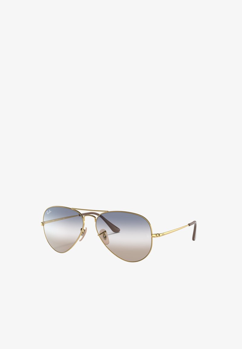 Occhiali da sole Ray-Ban aviator con montatura in metallo dorato, lenti grigie a gradiente e punte delle aste in acetato marrone. Presentano cuscinetti nasali regolabili.