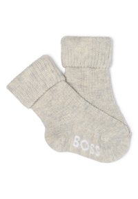 Calcetines de tobillo de punto en gris claro con un puño acanalado. Presentan una textura suave y un sutil jaspeado, acentuados por la palabra "BOSS" en blanco en un lado.