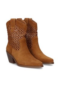 Botas de tobillo de ante marrón con acentos trenzados, punteras afiladas y un tacón bajo y apilado, que presentan una parte superior texturizada y suelas lisas.