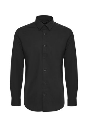 Camisa negra de manga larga fabricada con tela suave, con un cierre de botones en la parte delantera, cuello puntiagudo y un corte ajustado con un diseño minimalista.