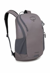 Osprey Astronova Rucksack aus gedämpftem grauem Stoff, mit zwei Reißverschlussfächern, verstellbaren Trägern und einer seitlichen Netztasche für Wasserflaschen.