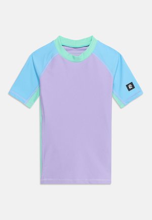 Κοντομάνικη μπλούζα rash guard σε παστέλ μωβ με ανοιχτό μπλε μανίκια και γιακά και πλαϊνές πινελιές σε μέντα πράσινο, μαύρο λογότυπο στο δεξί μανίκι.