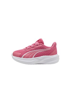 Baskets de sport roses avec semelle blanche, tige en mesh, lacets et détail de bande blanche incurvée sur le côté.