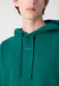 HUGO DAPO - Jersey con capucha - dunkelgrün