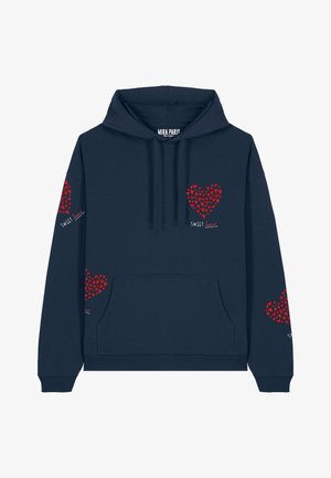 Marineblaue Kapuzenjacke aus weichem Stoff, mit roten Herzmustern auf der Vorderseite und den Ärmeln, einer Vordertasche und einer Kordelzugkapuze.